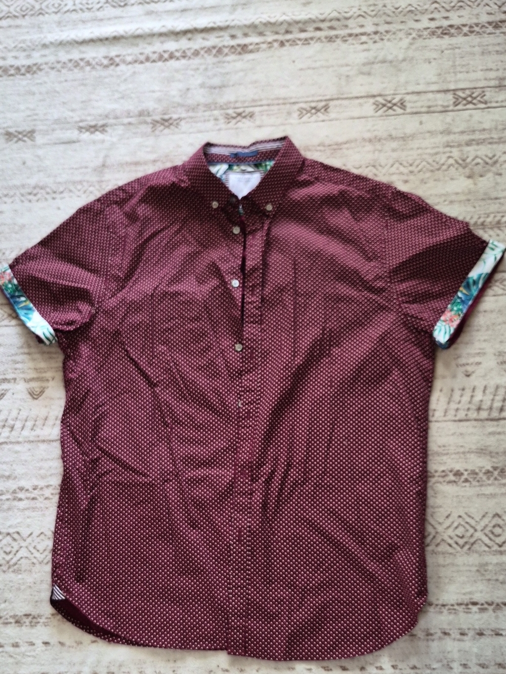 Casual Short-Sleeve Button-Up Shirt in Burgundy Microdot